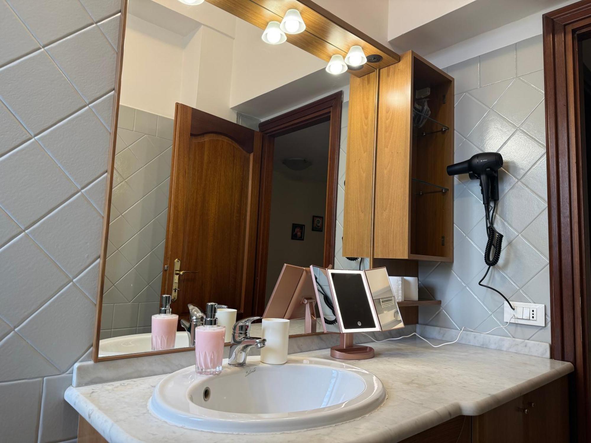 Domi 10 Apartment, Stazione Termini, Via Curtatone 12 Appartement